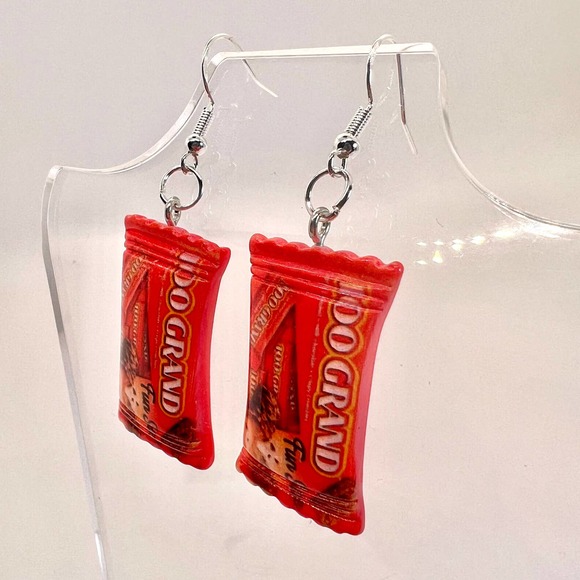 100 Grand Earrings - Chocolate Earrings - Candy Earrings - Food Earrings - Picture 5 of 8